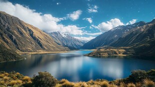 山谷中的宁静湖泊