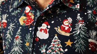 圣诞老人雪人和圣诞树图案的节日衬衫