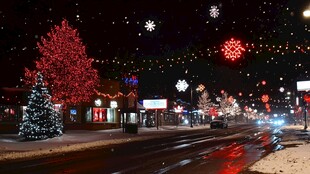 雪夜里的节日街道