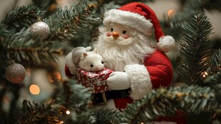 圣诞老人与白色老鼠在圣诞树上的温馨时刻