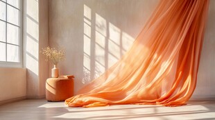 阳光下的橙色窗帘与宁静的室内