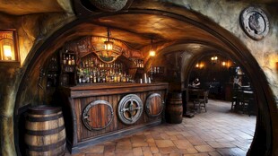 洞穴中的复古酒吧