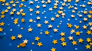 星光璀璨 蓝色背景下的黄色星星