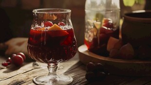 红色水果鸡尾酒