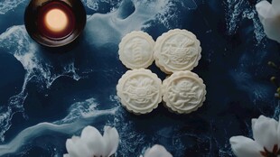 雪白酥脆的月饼 背景是蓝色大理石和白色花朵