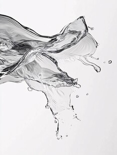 清澈的水花飞溅