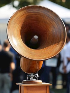 木制喇叭在户外活动中展示