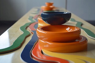 多彩碗叠放艺术