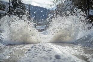 冬季道路积雪融化现象
