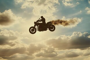 摩托车飞跃云端