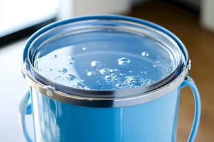 油漆桶中的清水