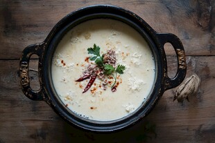 陶瓷煲中的美味白色浓汤