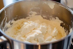 奶油打发至硬挺状态