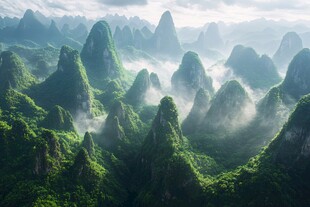 云雾缭绕的山脉风景