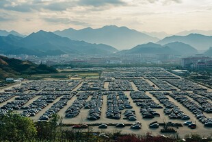 城市停车场的全景