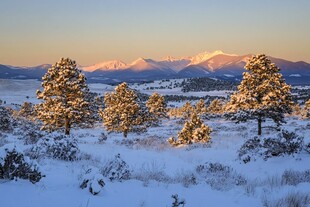 冬日山谷的宁静黎明