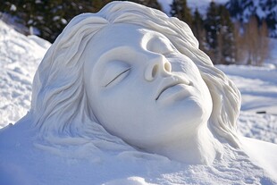 雪中人脸雕塑