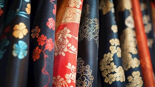 色彩斑斓的花卉图案布料