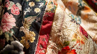 绚丽多彩的传统服饰