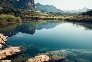 碧水静悠悠 山峦叠起