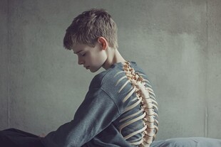 沉思的年轻人和脊柱的象征意义