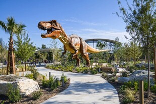 恐龙雕塑在公园中引人注目