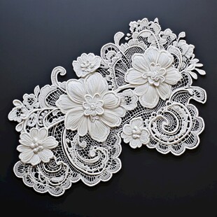 复杂的白色蕾丝装饰