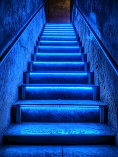 夜幕下的蓝色阶梯