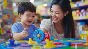 妈妈与孩子玩耍的欢乐时光