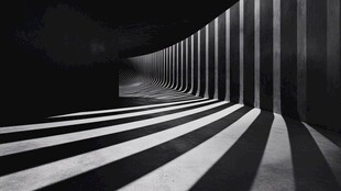 弯曲空间中的光影游戏