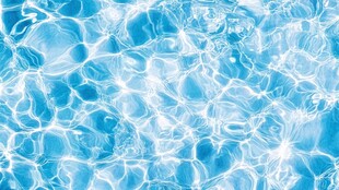 波光粼粼的清澈蓝水