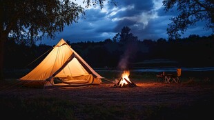 夕阳下的宁静露营场景