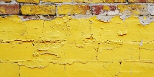 剥落的黄色油漆与红砖墙