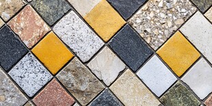 多彩石材铺成的墙面