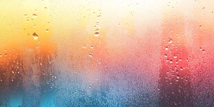 彩色玻璃窗上的水滴