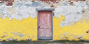 风雨侵蚀的门与剥落的墙