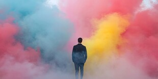 彩色烟雾中的孤独身影