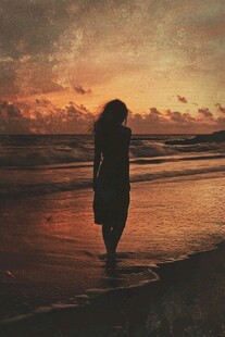 夕阳下的孤独女性