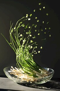 动态飞舞的绿色蔬菜切片