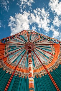 五彩斑斓的伞下