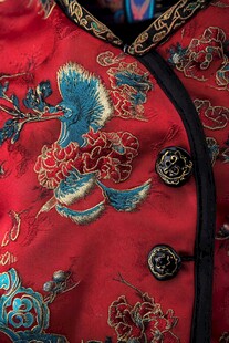 红色绸缎上的金线刺绣