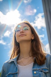 阳光下的年轻女性