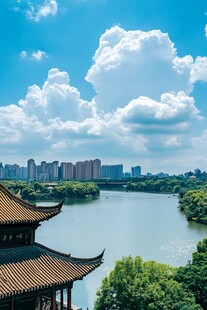 城市湖泊与传统建筑的和谐共生