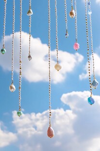 云中悬挂的珍珠与珠子