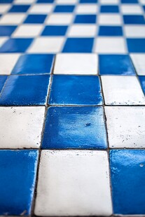 蓝白格子瓷砖地板