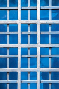 蓝色背景下的白色格子窗