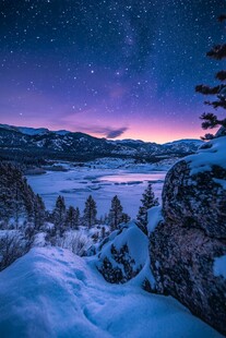 冬日星空下的宁静山谷