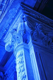 蓝光下的建筑雕塑