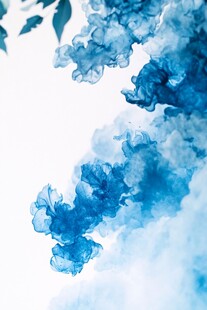 云雾缭绕的蓝色梦境