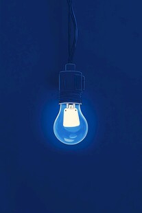 蓝色背景下的点亮灯泡